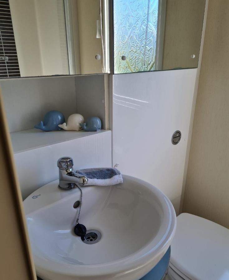 Beautiful 2 Bedroom Caravan, Holiday Park Tenby Saint Florence Luaran gambar