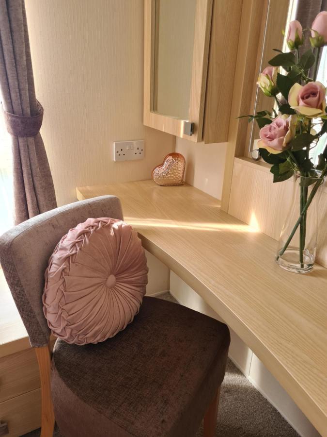 Beautiful 2 Bedroom Caravan, Holiday Park Tenby Saint Florence Luaran gambar