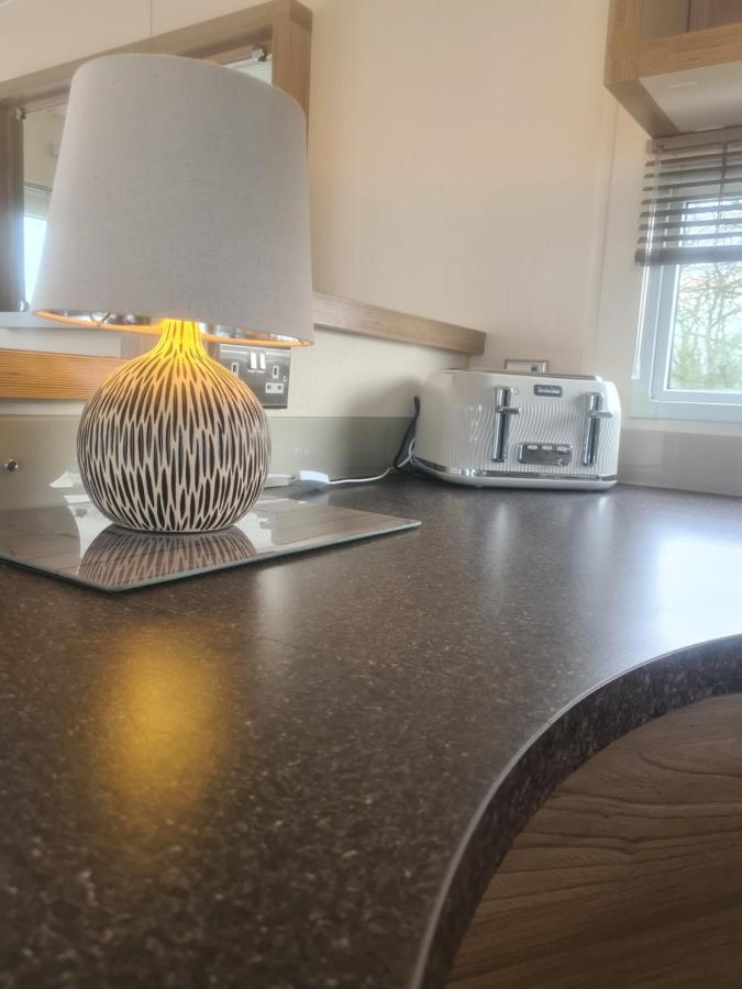 Beautiful 2 Bedroom Caravan, Holiday Park Tenby Saint Florence Luaran gambar