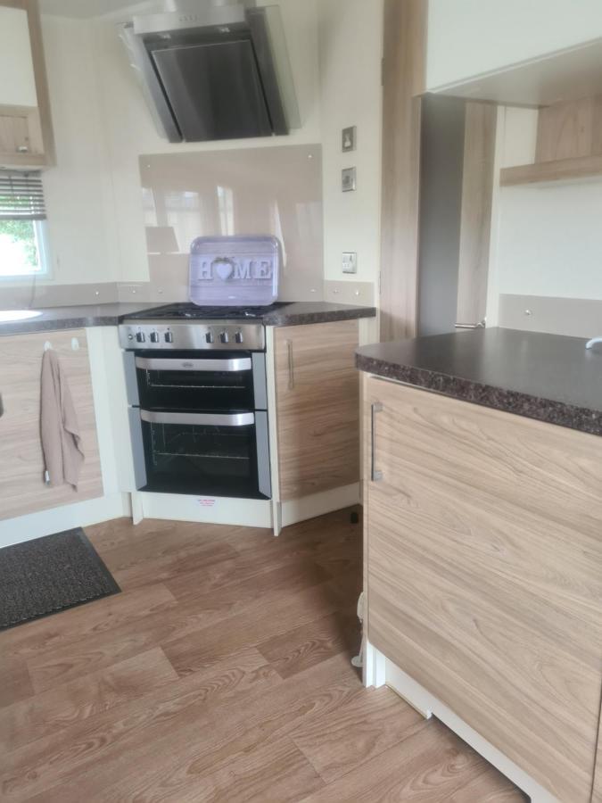 Beautiful 2 Bedroom Caravan, Holiday Park Tenby Saint Florence Luaran gambar