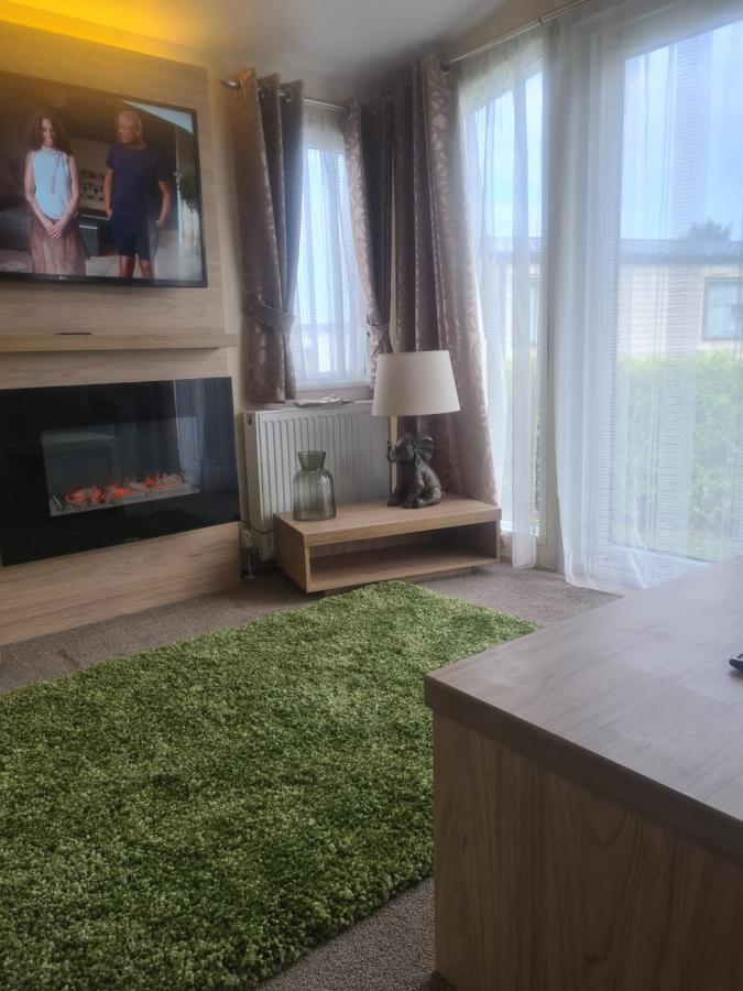 Beautiful 2 Bedroom Caravan, Holiday Park Tenby Saint Florence Luaran gambar