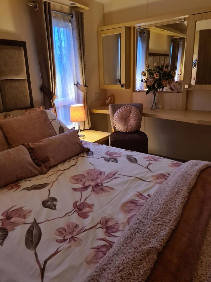Beautiful 2 Bedroom Caravan, Holiday Park Tenby Saint Florence Luaran gambar