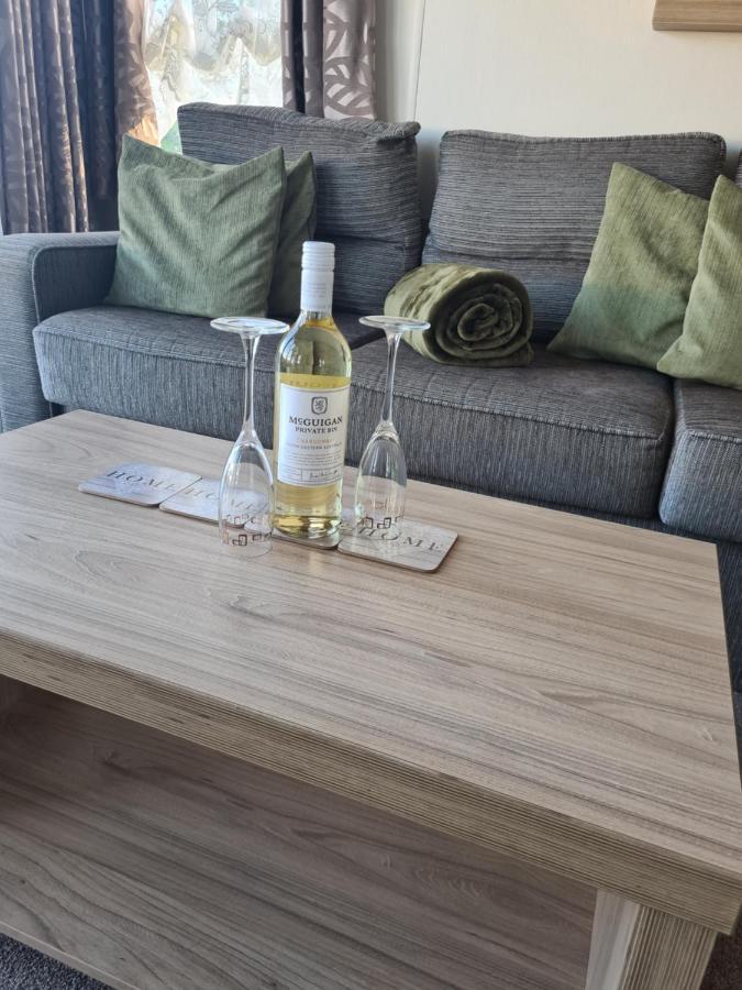 Beautiful 2 Bedroom Caravan, Holiday Park Tenby Saint Florence Luaran gambar